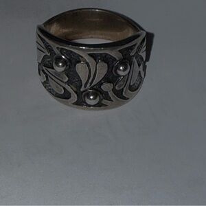 Silpada Silver Ring with Leaf design Accents